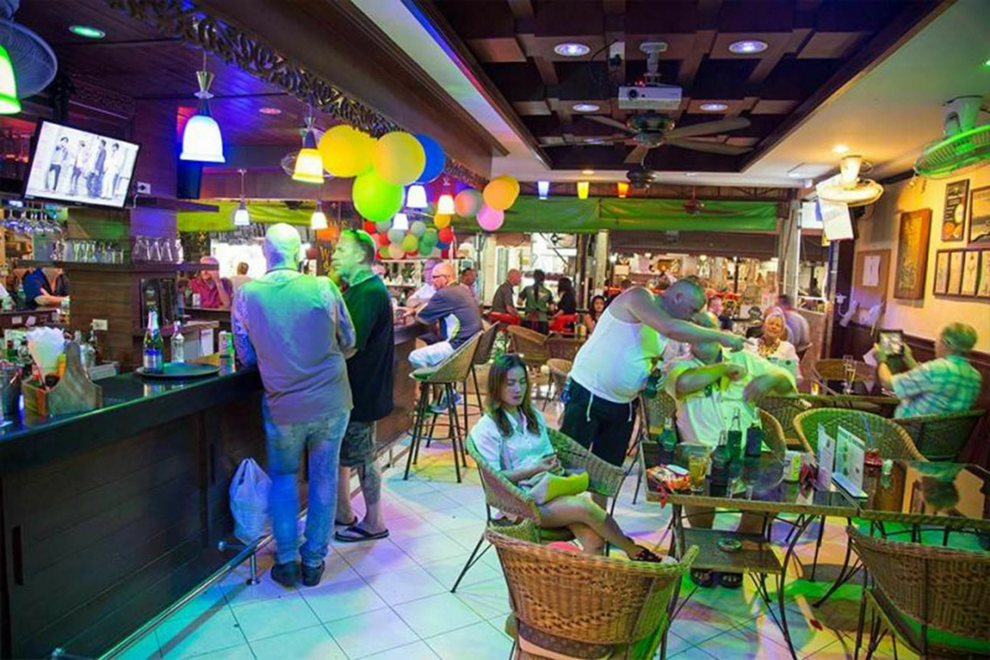 Harrys Hotel Bar & Restaurant Pattaya Exterior foto